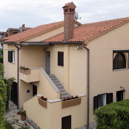 Apartments Mirella Новиград Екстериор снимка