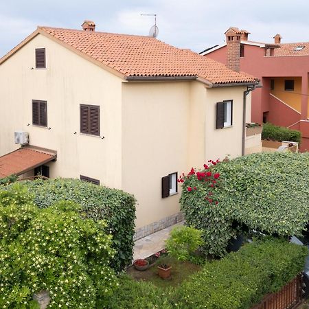 Apartments Mirella Новиград Екстериор снимка