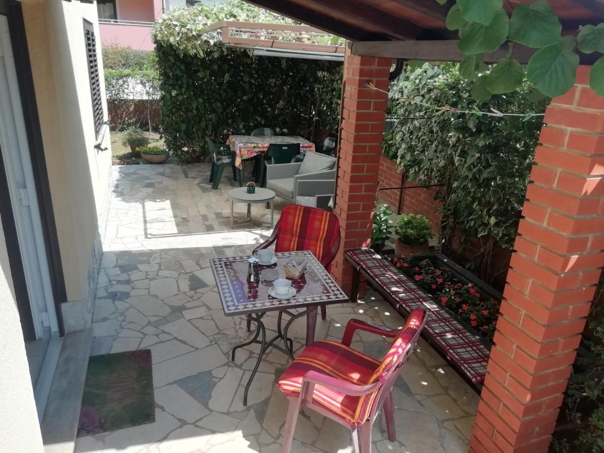 Apartments Mirella Новиград Екстериор снимка
