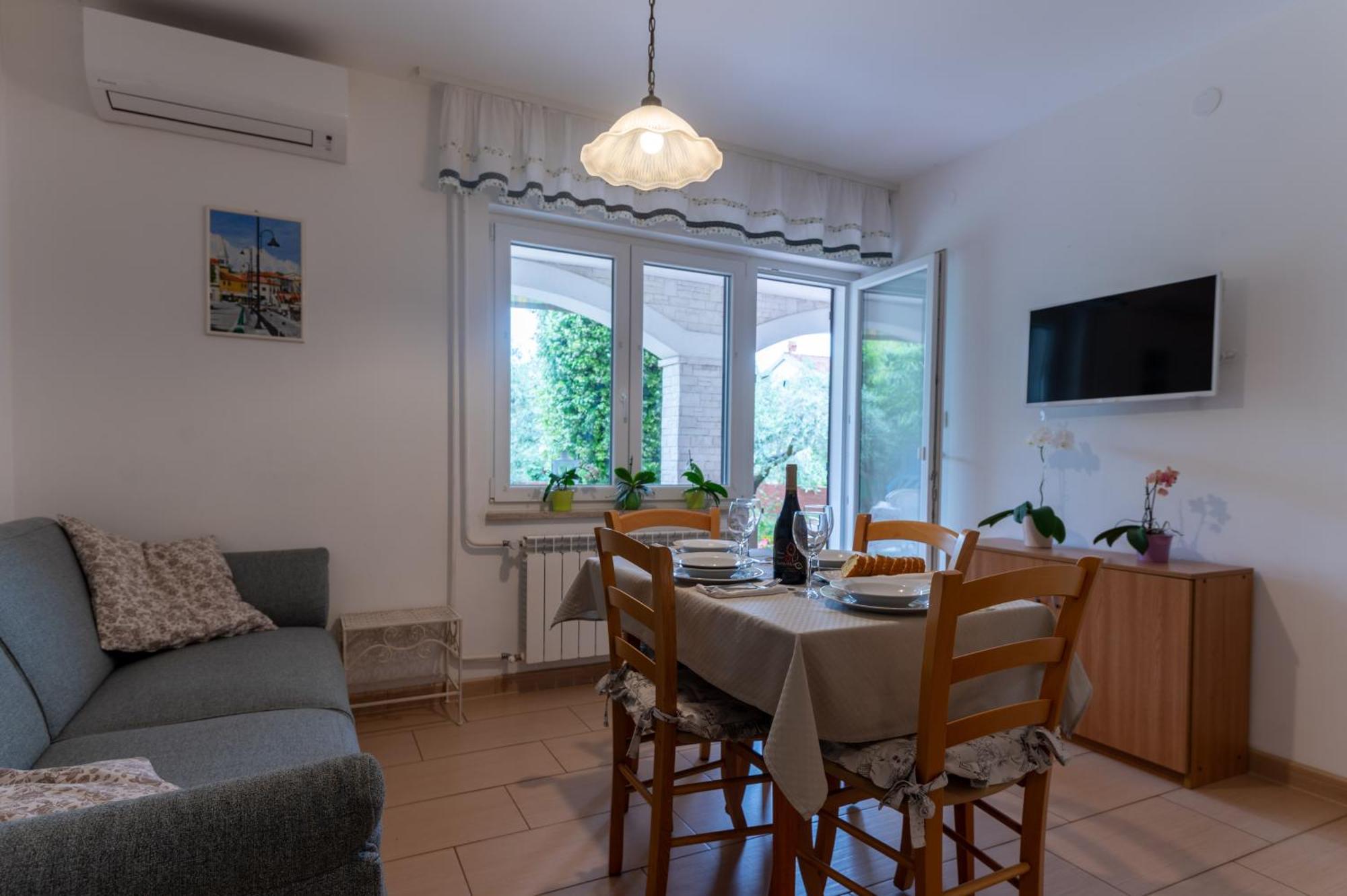 Apartments Mirella Новиград Екстериор снимка