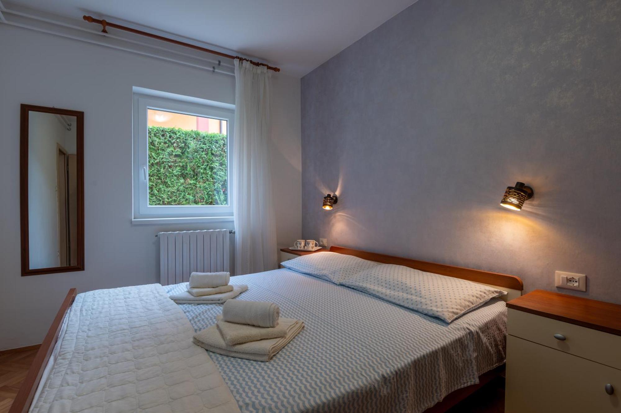Apartments Mirella Новиград Екстериор снимка