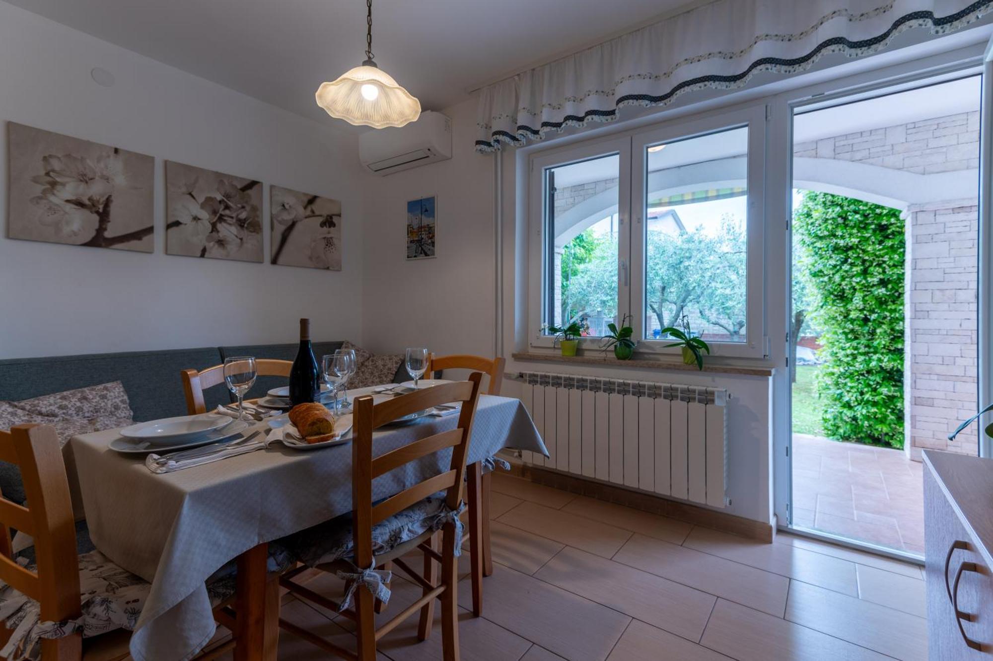 Apartments Mirella Новиград Екстериор снимка