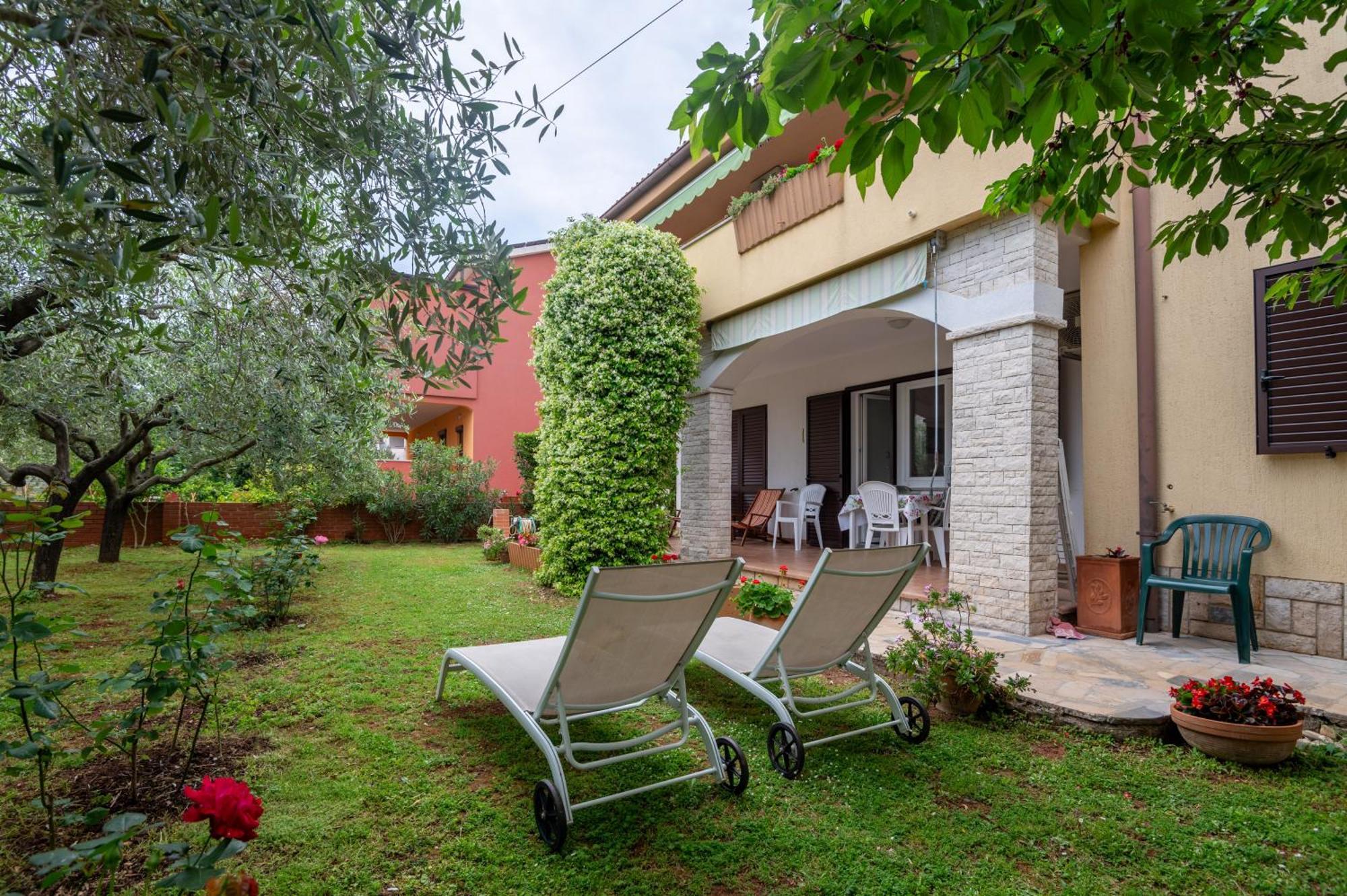 Apartments Mirella Новиград Екстериор снимка