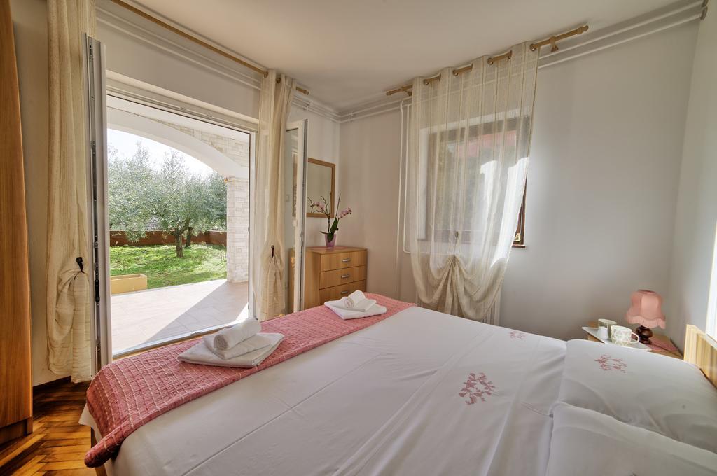 Apartments Mirella Новиград Екстериор снимка
