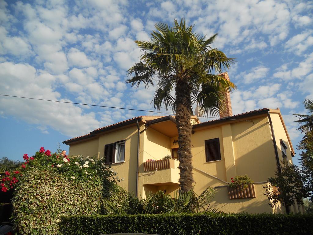 Apartments Mirella Новиград Екстериор снимка